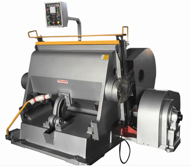 Máquina de vincar e cortar